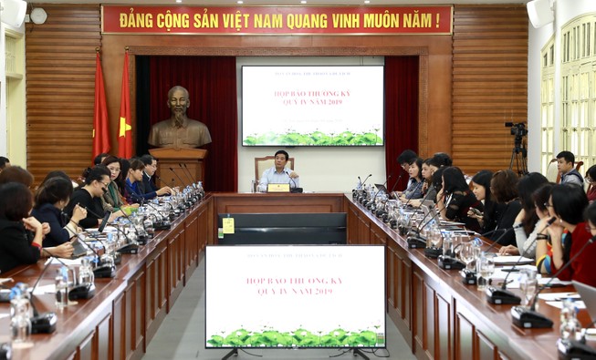 Phim Ròm và cổ phần hóa hãng phim nóng buổi họp báo quý IV