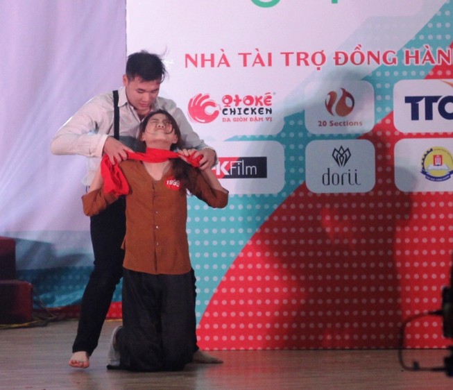 Thí sinh Hoa khôi sinh viên gây ấn tượng mạnh với màn múa