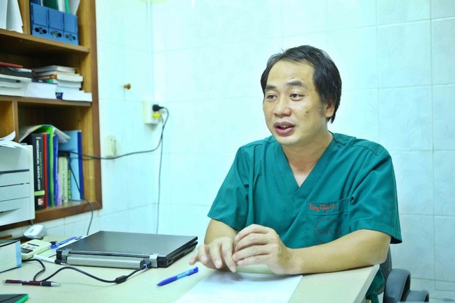 Bác sĩ kể chuyện đương đầu với COVID-19 trên truyền hình