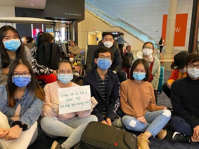 Hỗ trợ 40 du học sinh bị 'kẹt' tại sân bay Dallas