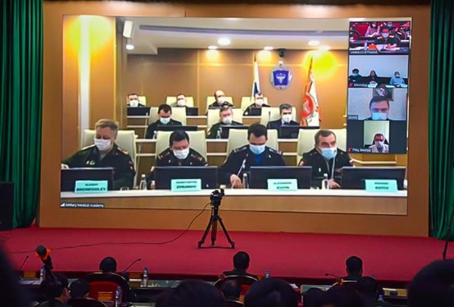 Các chuyên gia Quân y Việt Nam và Nga trao đổi, chia sẻ kinh nghiệm trong phòng, chống dịch COVID-19. Ảnh Mod