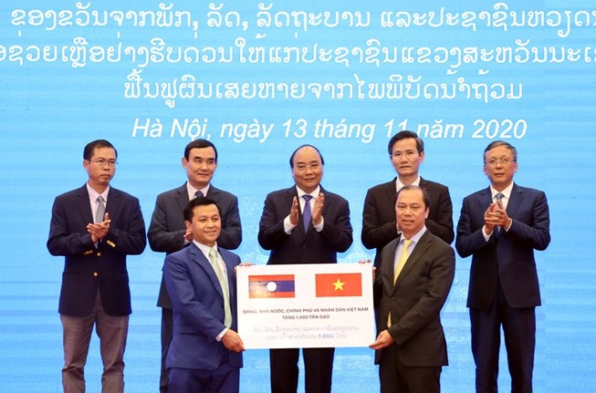 Việt Nam tặng Lào 1.000 tấn gạo khắc phục hậu quả thiên tai