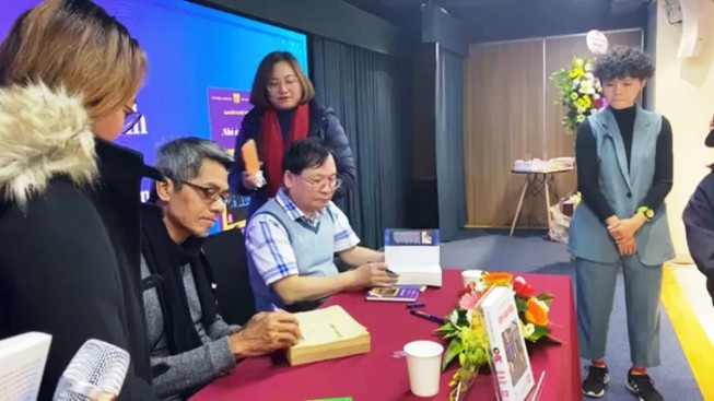 Người Hà Nội vượt lạnh đến xin chữ ký nhà văn Nguyễn Nhật Ánh