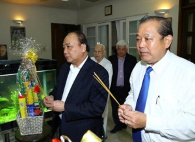 Dâng hương tưởng nhớ Tổng Bí thư Nguyễn Văn Linh
