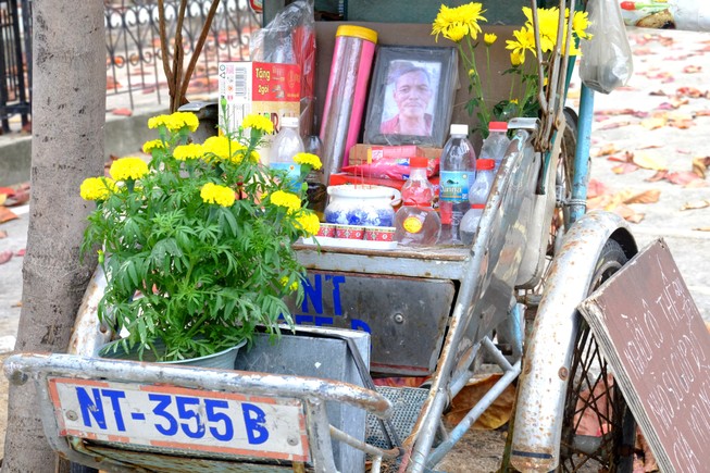 Xúc động bàn thờ ông xích lô bên bờ biển Nha Trang