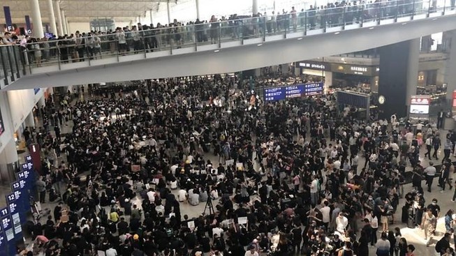 Người Hong Kong tiếp tục tập trung biểu tình ở sân bay