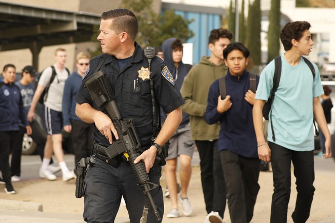 Nam sinh 16 tuổi xả súng, bắn chết hai bạn học ở California