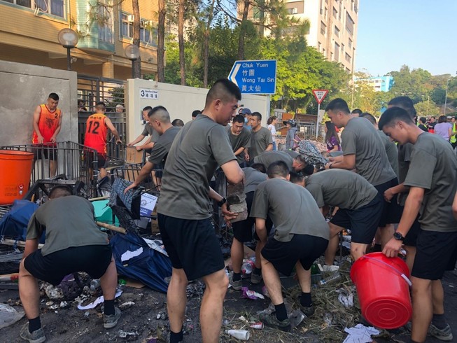 Biểu tình Hong Kong: Binh sĩ Trung Quốc lần đầu xuất hiện