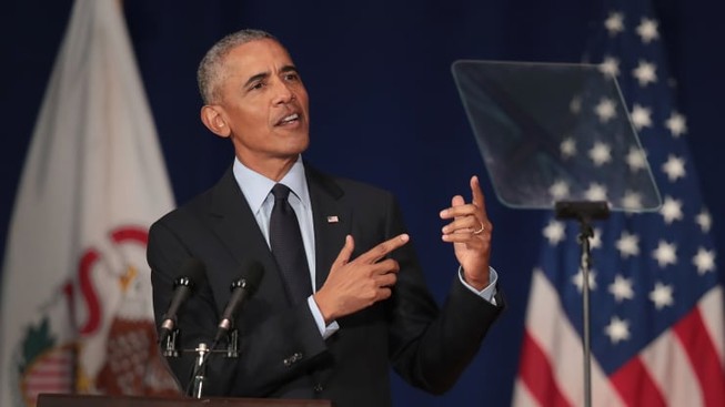 Cựu Tổng thống Barack Obama nói chuyện với các sinh viên tại Đại học Illinois, nơi ông nhận Giải thưởng Paul H. Douglas về Đạo đức trong Chính phủ vào ngày 7-9 năm 2018 tại Urbana, Illinois. Ảnh: CNBC