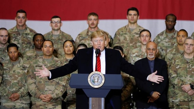 Tổng thống Donald Trump phát biểu trước quân đội Mỹ trong chuyến thăm không báo trước tới căn cứ không quân Bagram, Afghanistan. Ảnh: Reuters
