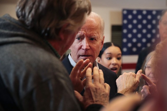 Ông Biden 'nổi đóa' khi một cử tri nói chuyện Ukraine