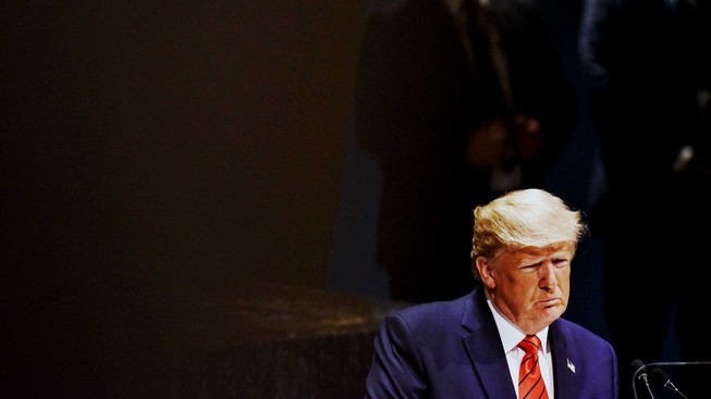 Tiết lộ danh tính người tố giác ông Trump cho Hạ viện
