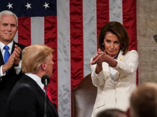 Tổng thống Mỹ Donald Trump (trái), Phó Tổng thống Mỹ Mike Pence (vỗ tay) và Chủ tich Hạ viện Pelosi (phải). Ảnh: GETTY IMAGES