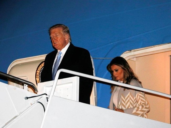 Tổng thống Mỹ Donald Trump và Đệ nhất phu nhân Melania Trump đến thăm căn cứ Andrews, Maryland ngày 5-1. Ảnh: REUTERS