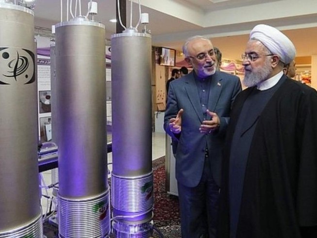 Tổng thống Iran Hassan Rouhani tại một cơ sở nghiên cứu hạt nhân của nước này