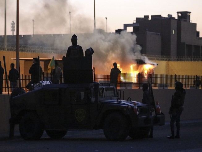 Đại sứ quán Mỹ ở Iraq trong cuộc tấn công ngày 31-12. Ảnh: CNN