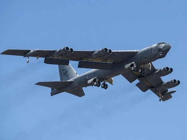 Mỹ đang điều 6 máy bay ném bom chiến lược B-52 Stratofortress vào vị trí sẵn sàng chiến đầu. Ảnh: US AIR FORCE