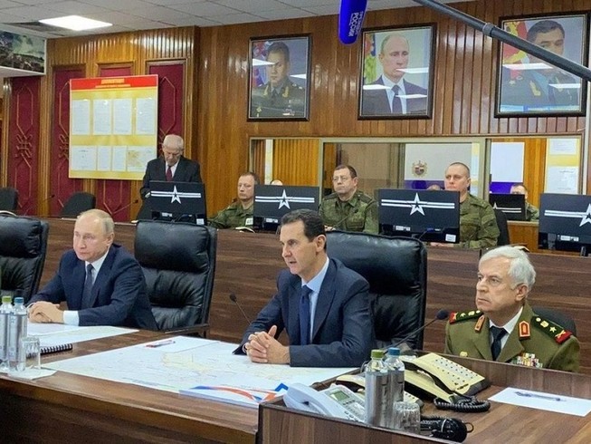 Tổng thống Nga Putin và Tổng thống Syria Assad tham dự buổi họp tại trung tâm chỉ huy quân đội viễn chinh Nga tại Syria ngày 7-1. Ảnh: PHỦ TỔNG THỐNG SYRIA công bố