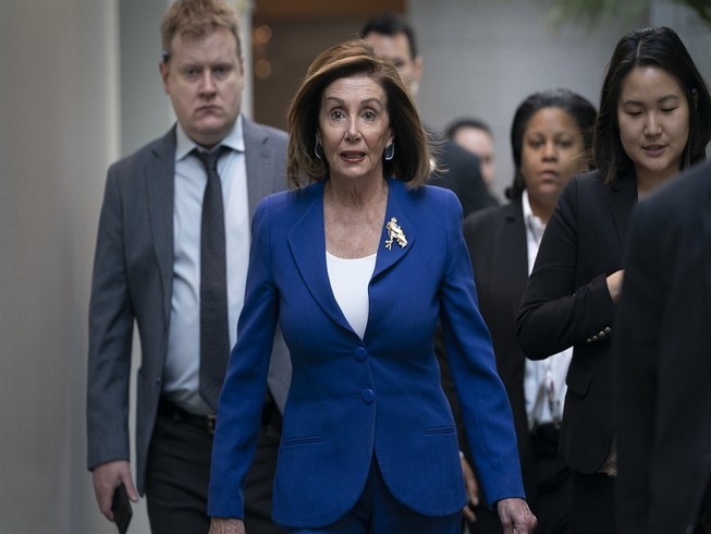 Chủ tịch Hạ viện Nancy Pelosi tại Tòa nhà Quốc hội Mỹ hôm 8-1. Ảnh: AP