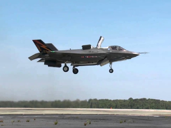 Máy bay F-35B thử nghiệm cất cánh thẳng đứng vào năm 2013. Ảnh: LOCKHEED MARTIN