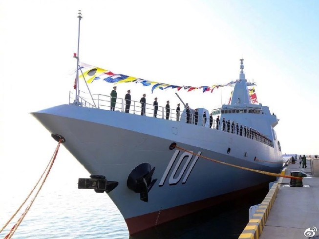 Buổi lễ bàn giao tàu Type 055 - Tam Xương được tổ chức ở căn cứ hải quân Thanh Đảo ngày 12-1. Ảnh: HANDOUT