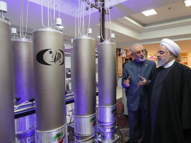 Tổng thống Hassan Rouhani thăm một cơ sở làm giàu uranium hồi tháng 10-2019. Ảnh: REUTERS
