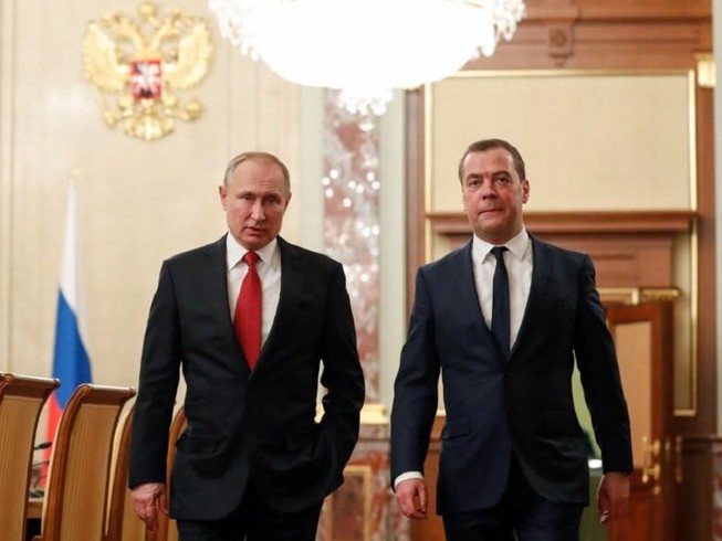 Tổng thống Nga Vladimir Putin (trái) và Thủ tướng Nga Dmitry Medvedev. Ảnh: SPUTNIK