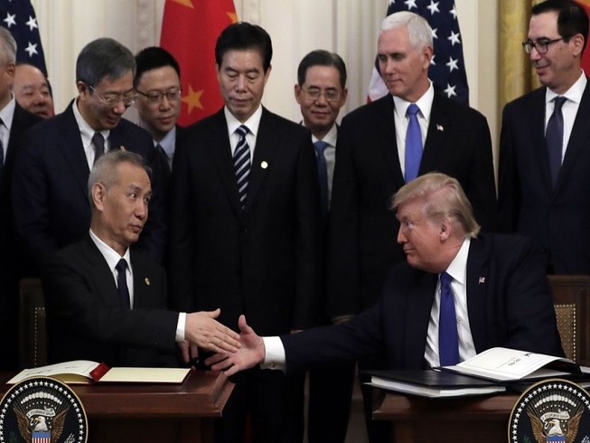 Phó Thủ tướng Trung Quốc Lưu Hạc và Tổng thống Mỹ Donald Trump tại lễ ký kết thỏa thuận thương mại ngày 15-1. Ảnh: AP