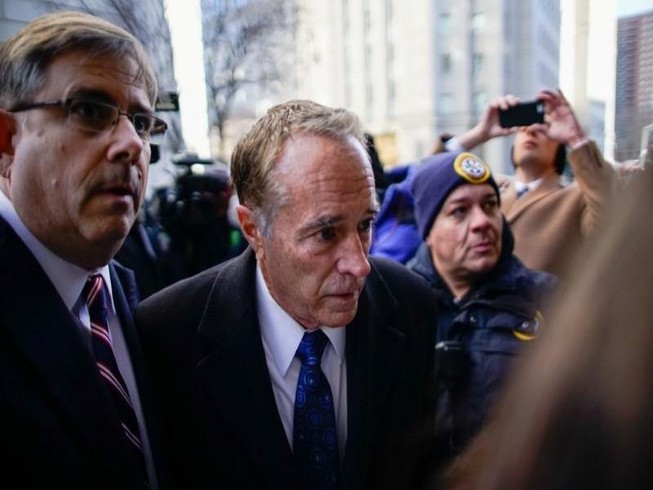 Cựu nghị sĩ Mỹ Chris Collins đến Tòa án Liên bang Mỹ ở Manhattan ngày 17-01. Ảnh: REUTERS