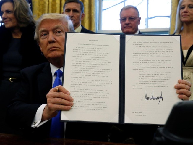 Tổng thống Donald Trump ký sắc lệnh cấm nhập cảnh năm 2017. Ảnh: AFP