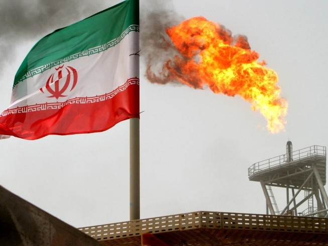 Một giàn khoan dầu ở giếng dầu Soroush của Iran chụp hồi tháng 7-2005. Ảnh: AFP