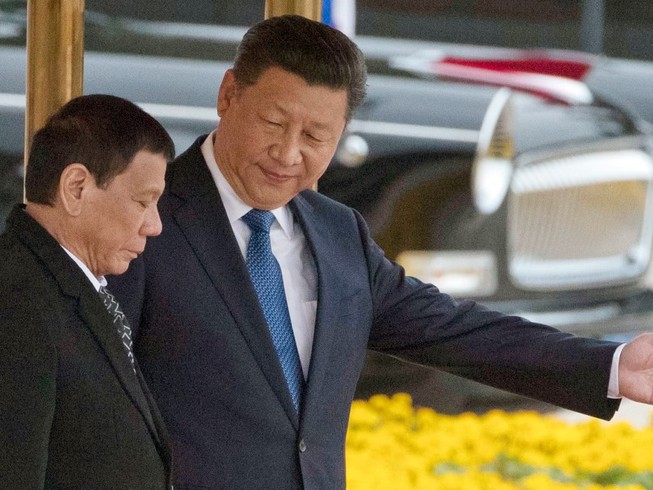 Tổng thống Philippines Rodrigo Duterte (trái) trong chuyến thăm Trung Quốc hồi tháng 10-2016. Ảnh: AFP