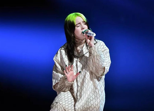 Billie Eilish trình diễn trong lễ trao giải Grammy 2020