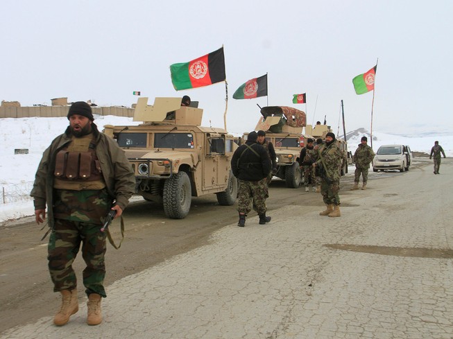 Binh sĩ Afghanistan chuẩn bị tiếp cận khu vực rơi máy bay Mỹ. Ảnh: REUTERS