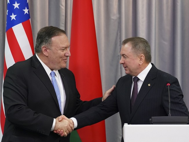 Ngoại trưởng Mỹ Mike Pompeo (trái) và Ngoại trưởng Belarus Vladimir Makei (phải). Ảnh: AP