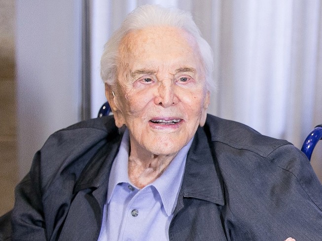 Huyền thoại điện ảnh Kirk Douglas qua đời ngày 5-2 ở tuổi 103. Ảnh: FILMMAGIC