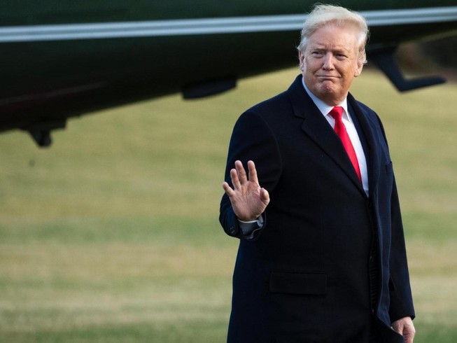 Tổng thống Donald Trump vẫy tay chào công chúng trước Nhà Trắng (Ảnh chụp hồi 2-2). Ảnh: REUTERS