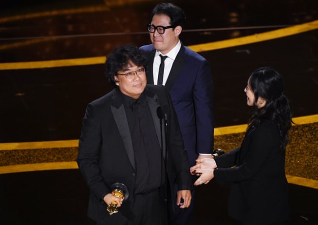 Đạo diễn Bong Joon-ho nhận giải Kịch bản xuất sắc nhất trong lễ trao giải Oscar 2020. Ảnh: GETTY IMAGES