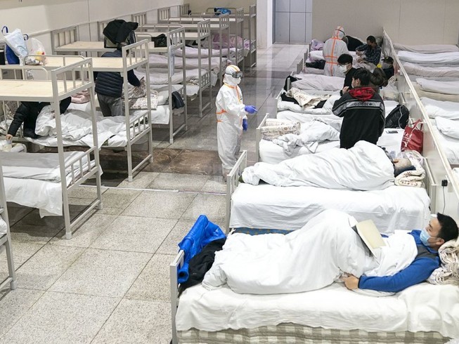 Bệnh nhân điều trị tại một bệnh viện dã chiến ở Vũ Hán (ảnh chụp ngày 8-2). Ảnh: AFP