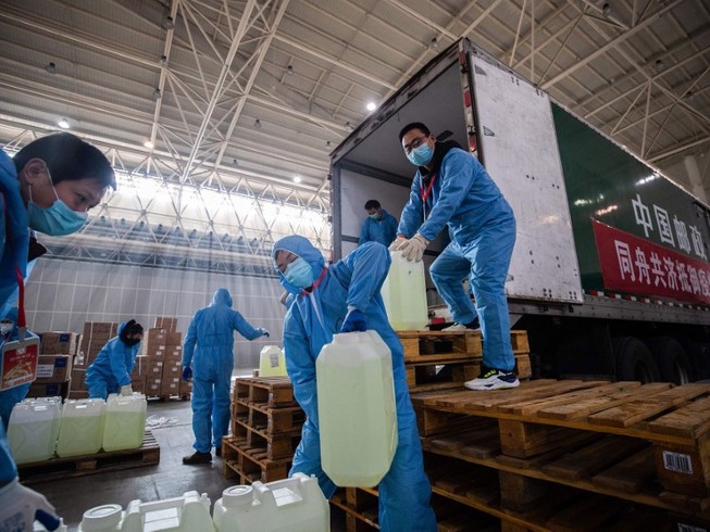 Các nhân viên y tế ở Vũ Hán vận chuyển thiết bị y tế (Ảnh chụp ngày 10-2). Ảnh: AFP