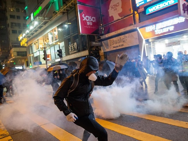 Một nam thanh niên thất nghiệp ở Hong Kong bị bắt vì nhận ủng hộ trái phép để tham gia biểu tình bạo loạn. Ảnh: SCMP