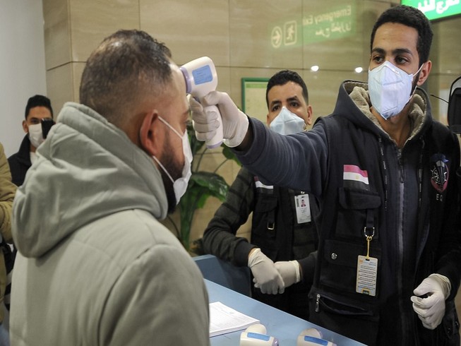 Kiểm tra thân nhiệt du khách tại sân bay quốc tế Cairo, Ai Cập. Ảnh: AFP