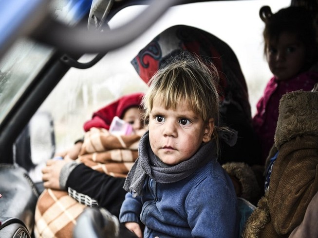 Người dân Syria đang phải tìm đường chạy trồn lên phía bắc, gần biên giới với Thổ Nhĩ Kỳ hôm 13-2. Ảnh: AP
