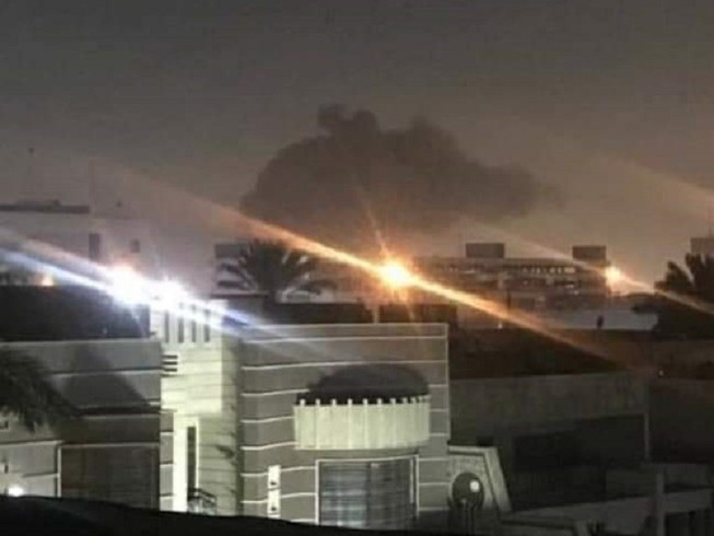 Khu vực Vùng Xanh gần Đại sứ quán Mỹ ở Baghdad bị nã pháo kích rạng sáng 16-2. Ảnh: TWITTER