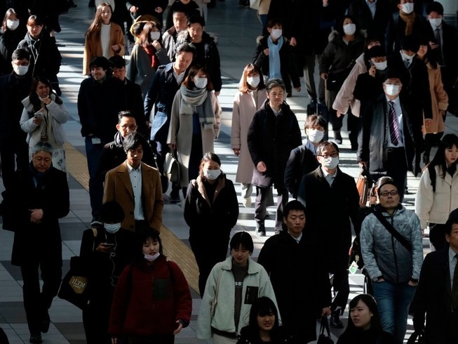 Người dân Nhật Bản đi làm trên đường phố Tokyo (Ảnh chụp ngày 20-1). Ảnh: AFP