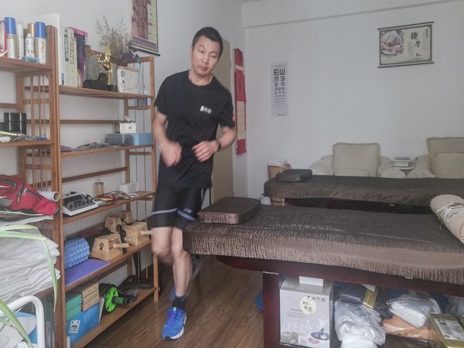 Anh Pan Shancu đã chạy siêu marathong vòng quanh nhà trong vòng 6 tiếng đồng hồ. Ảnh: AFP
