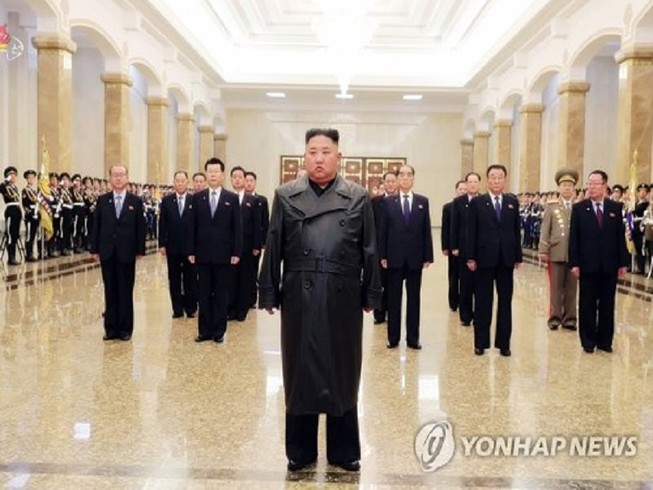 Nhà lãnh đạo Triều Tiên Kim Jong-un xuất hiện trước công chúng sau hơn 3 tuần vắng mặt. Ảnh: YONHAP NEWS