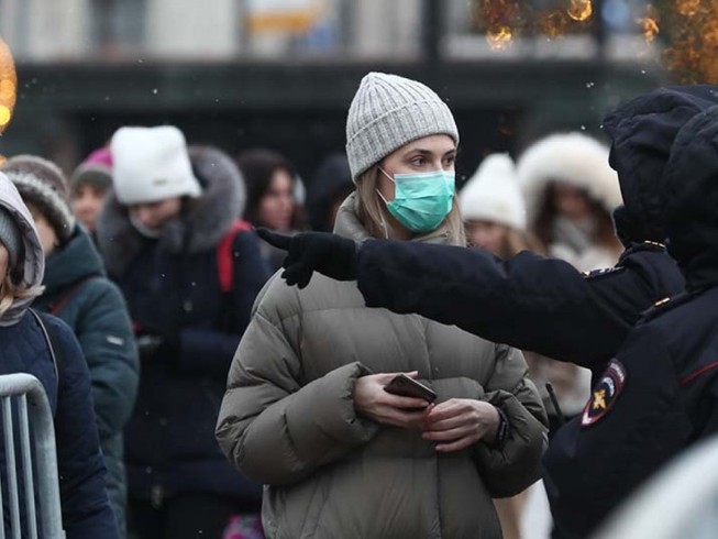 Một nhân viên an ninh hướng dẫn người dân làm thủ tục kiểm tra sức khoẻ ở ga Moscow (ảnh chụp ngày 3-2). Ảnh: TASS
