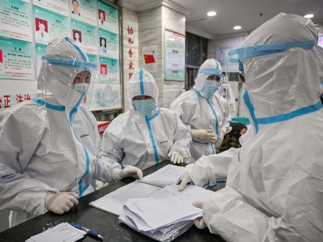 Các bác sĩ làm việc tại bệnh viện Chữ thập đỏ Vũ Hán (Ảnh chụp ngày 26-1). Ảnh: AFP