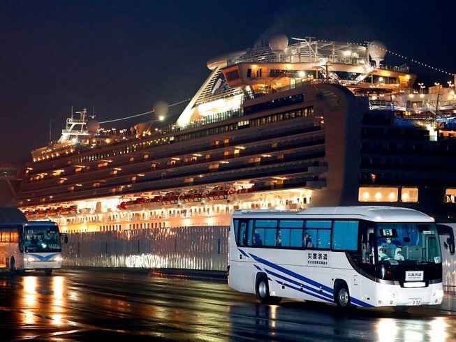 Các du khách Mỹ từ du thuyền Diamond Princess, gồm cả 14 ca nhiễm COVID-19, đã được đưa về Mỹ để tiếp tục cách ly. Ảnh: AP